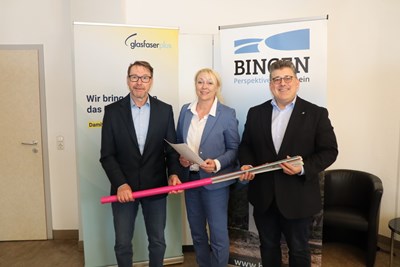 Bürgermeister Ulrich Mönch (r.) freut sich mit Michael Obermair und Simone Remdisch von Glasfaser Plus über die Kooperation.
