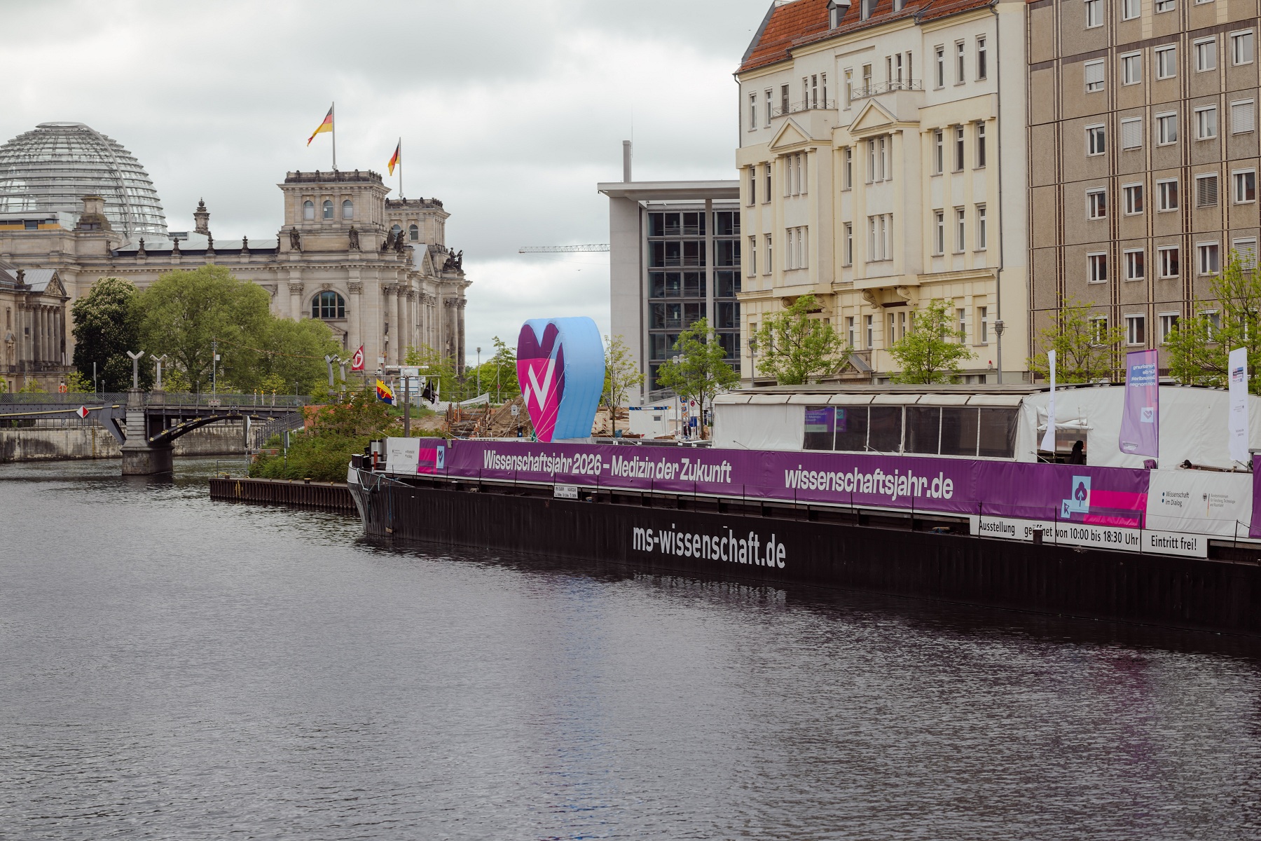 Die MS Wissenschaft bei ihrem Start in Berlin.