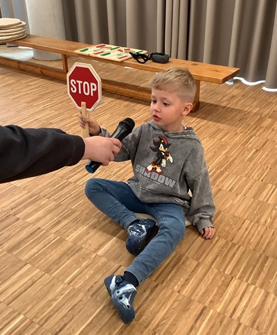 „Stopp“ sagen, sogar mit Mikrofon – auch das haben die Kinder im Projekt gelernt.