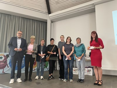 OB Thomas Feser (links) und Büchereileiterin Julia Löffler (rechts) dankten den Lesesommerhelferinnen für ihren ehrenamtlichen Einsatz.