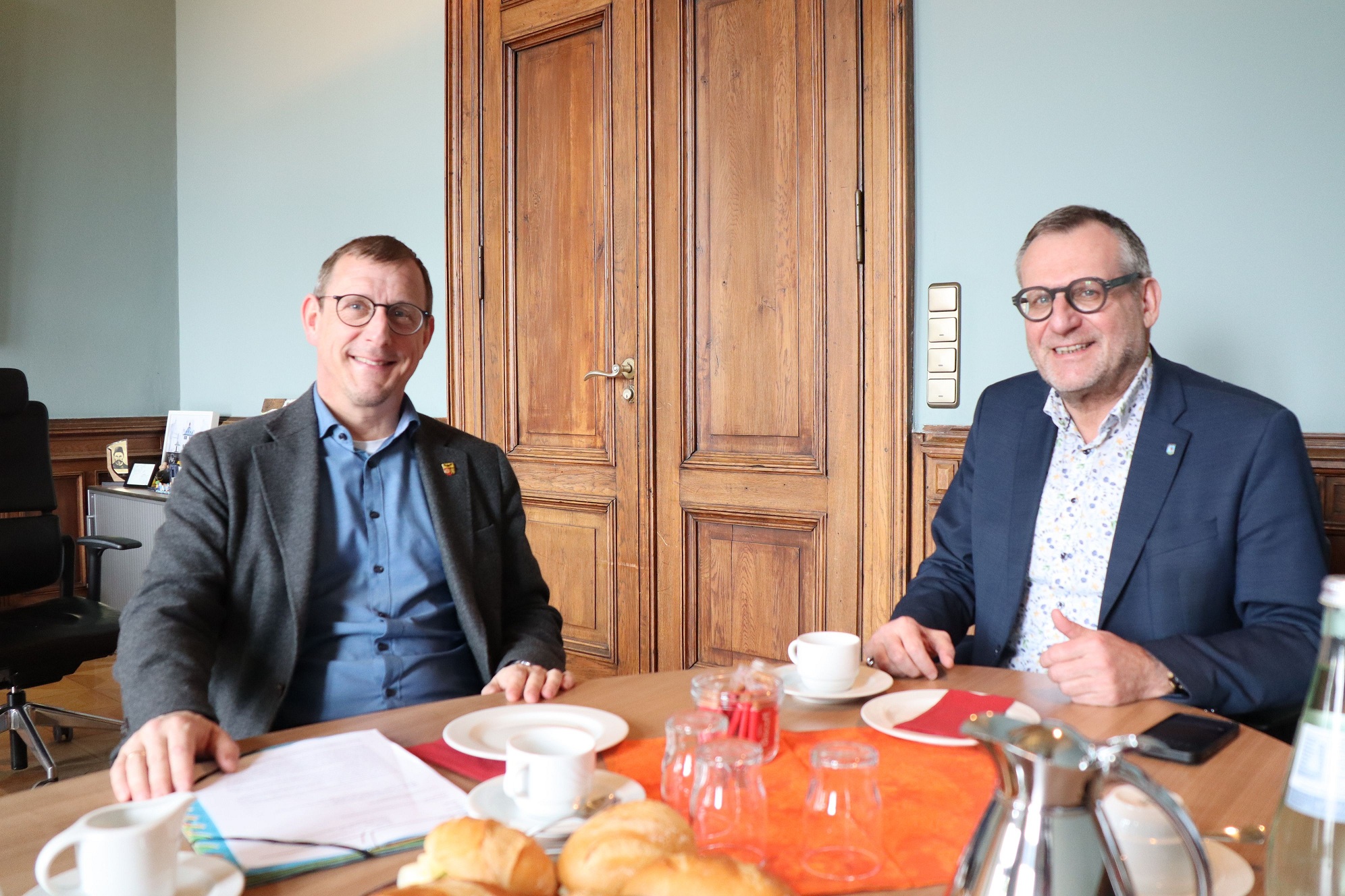 Landrat Thomas Barth (li.) und Oberbürgermeister Thomas Feser wollen die Stadt und den Landkreis gemeinsam aktiv weiterentwickeln.