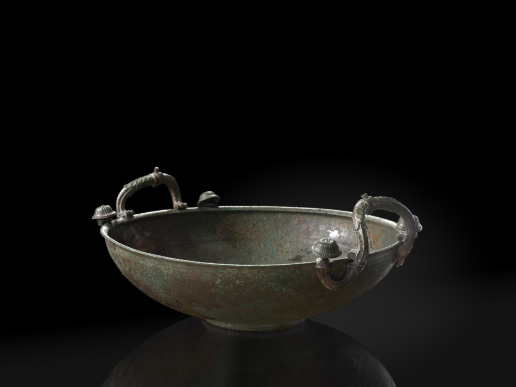 bronze basin  |  Photo: Marcel Schawe