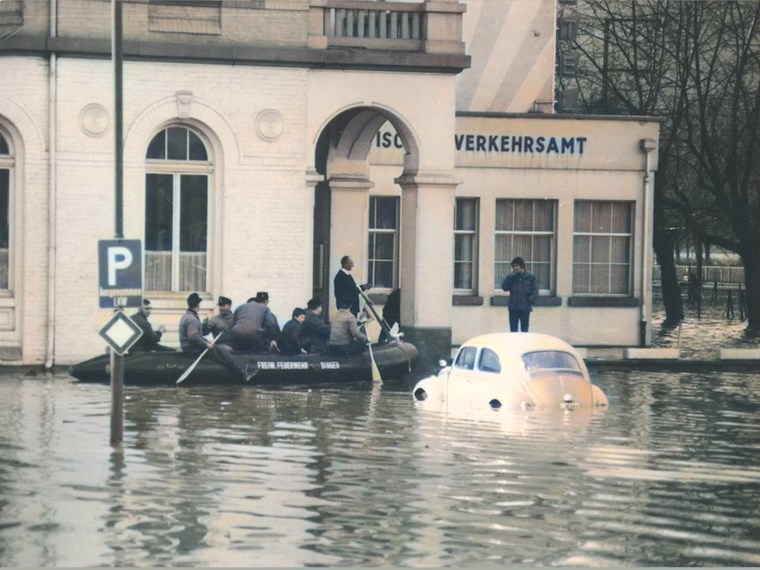 Die Freiwillige Feuerwehr Bingen mit Paddelservice vor dem Binger Verkehrsamt, 1970.