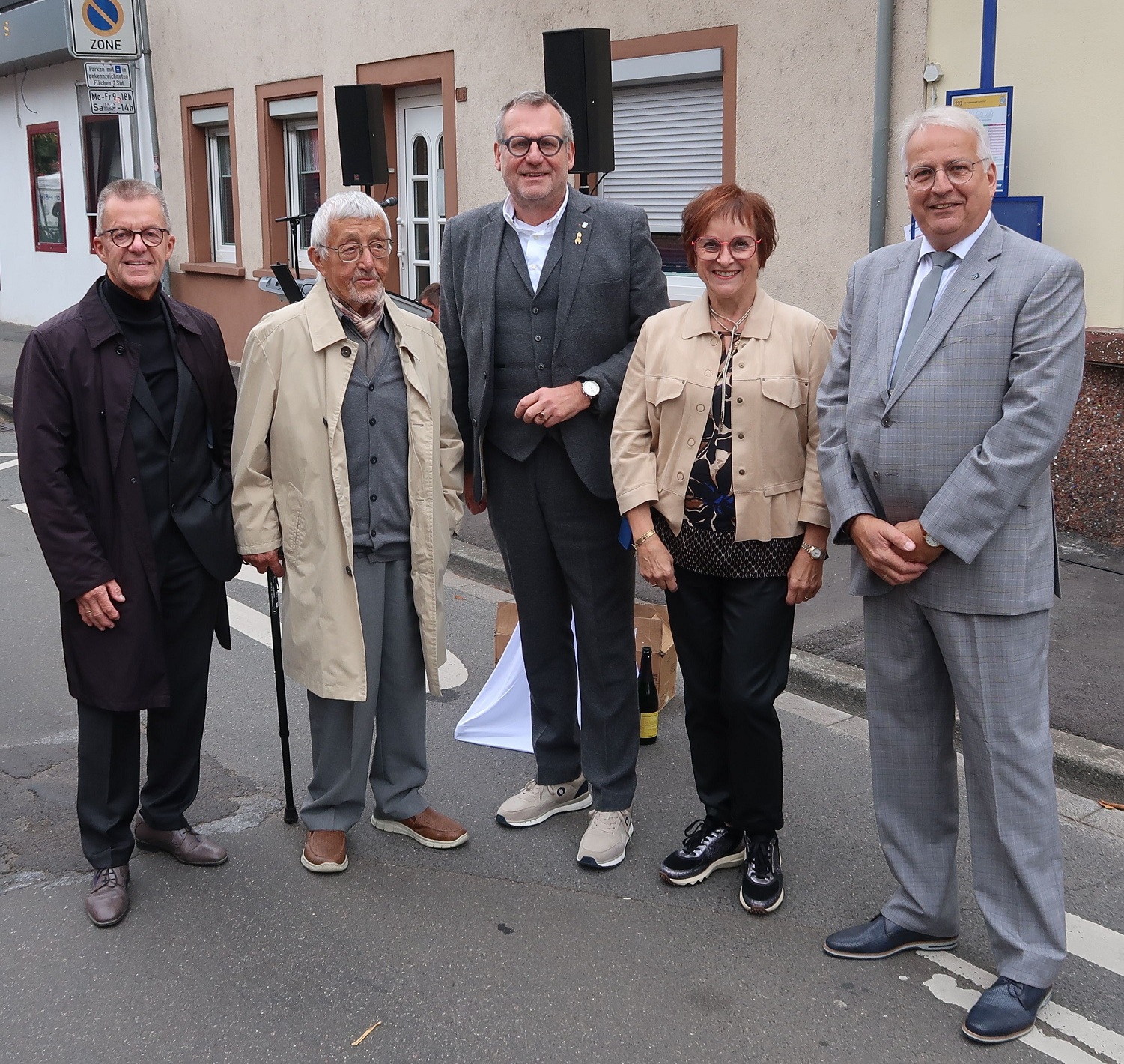 CDU-Fraktionsvorsitzender Heinrich Welpe, Ehrenbürger Seppel Götze, Oberbürgermeister Thomas Feser sowie Birgit und Michael Porr (Büdesheim aktiv)