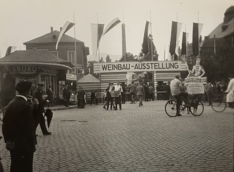 Der Eingang zur Weinbauausstellung 1931. Links ist der Pavillon zu erkennen, dahinter das Badhaus. Rechts ist die Binger Festhalle (heute Palais Bingen).