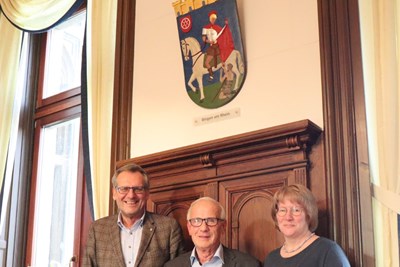 Klaus-Dieter „Männi“ Heil (mit Ehefrau Andrea) freut sich über das Älteste Stadtsiegel, das ihm von Oberbürgermeister Thomas Feser überreicht wurde.