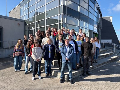 Dirk Osterhoff (vorne Mitte) mit dem Team der rheinwelle im Rahmen seiner Abschiedsfeier.