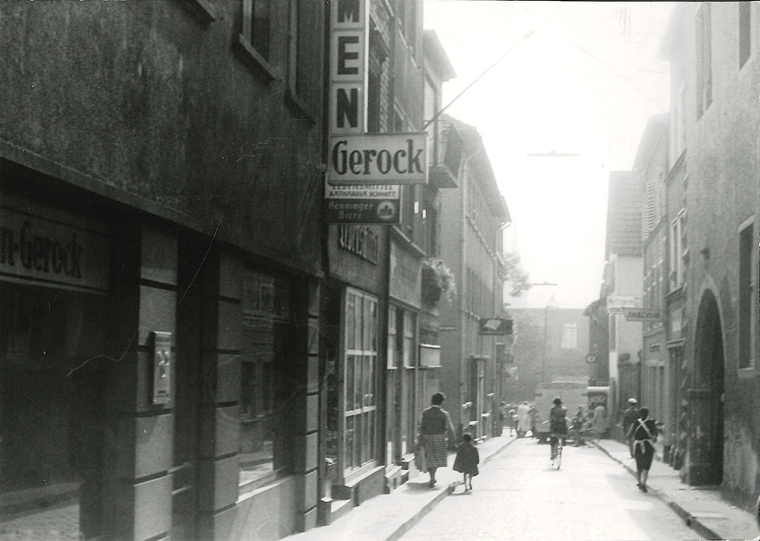 Die Kirchstraße (ca. 1960, rechts die Bauschule, Im Hintergrund der Freidhof.