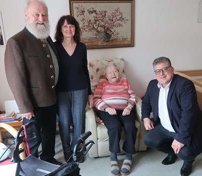 Auch Bürgermeister Ulrich Mönch (re.) gehörte zu den Gratulanten von Susanne Schäfer.
