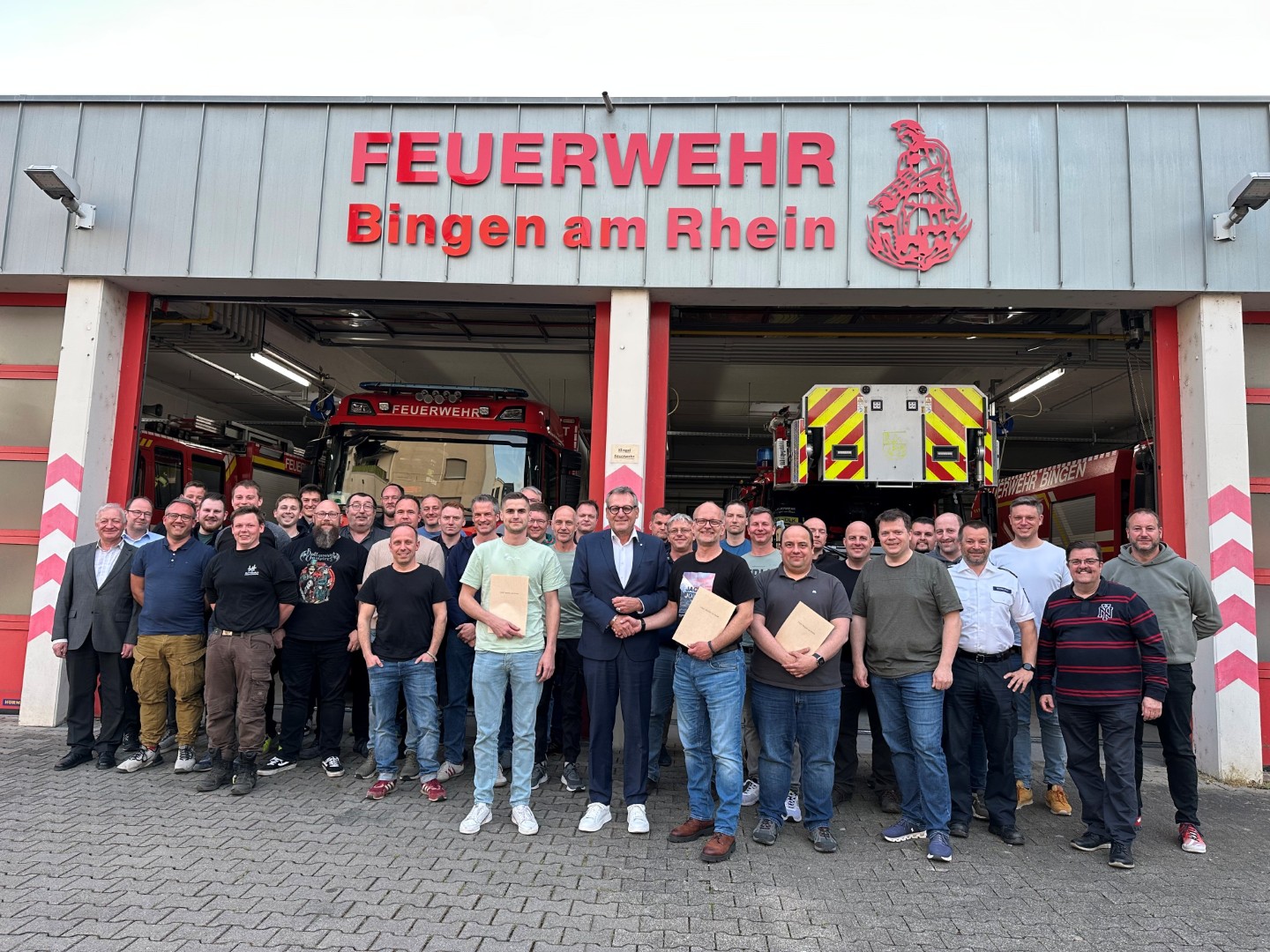 Nach der Wahl stellten sich die Feuerwehrangehörigen mit Oberbürgermeister Thomas Feser (Mitte) zum Gruppenbild.