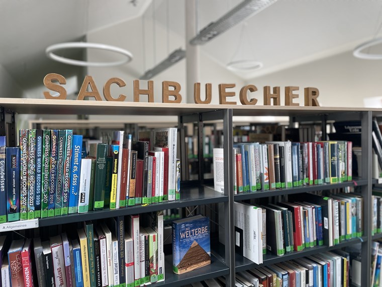 Die Sachbuchabteilung ist im Dachgeschoss der Bücherei zu finden.