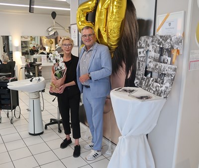 Oberbürgermeister Thomas Feser gratuliert Helga Kortz zum 50-jährigen Geschäftsjubiläum
