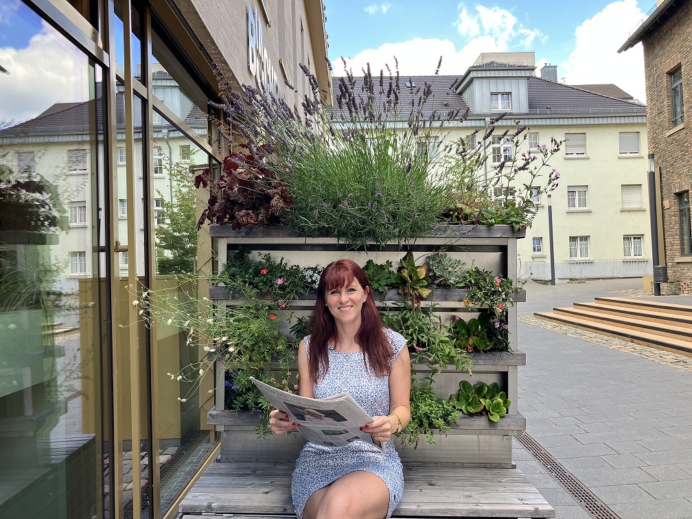 Der MoBiGa (mobile, vertikale Garten) vor der Bücherei lädt zum Sitzen und Verweilen ein.