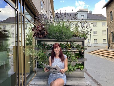 Der MoBiGa (mobile, vertikale Garten) vor der Bücherei lädt zum Sitzen und Verweilen ein.