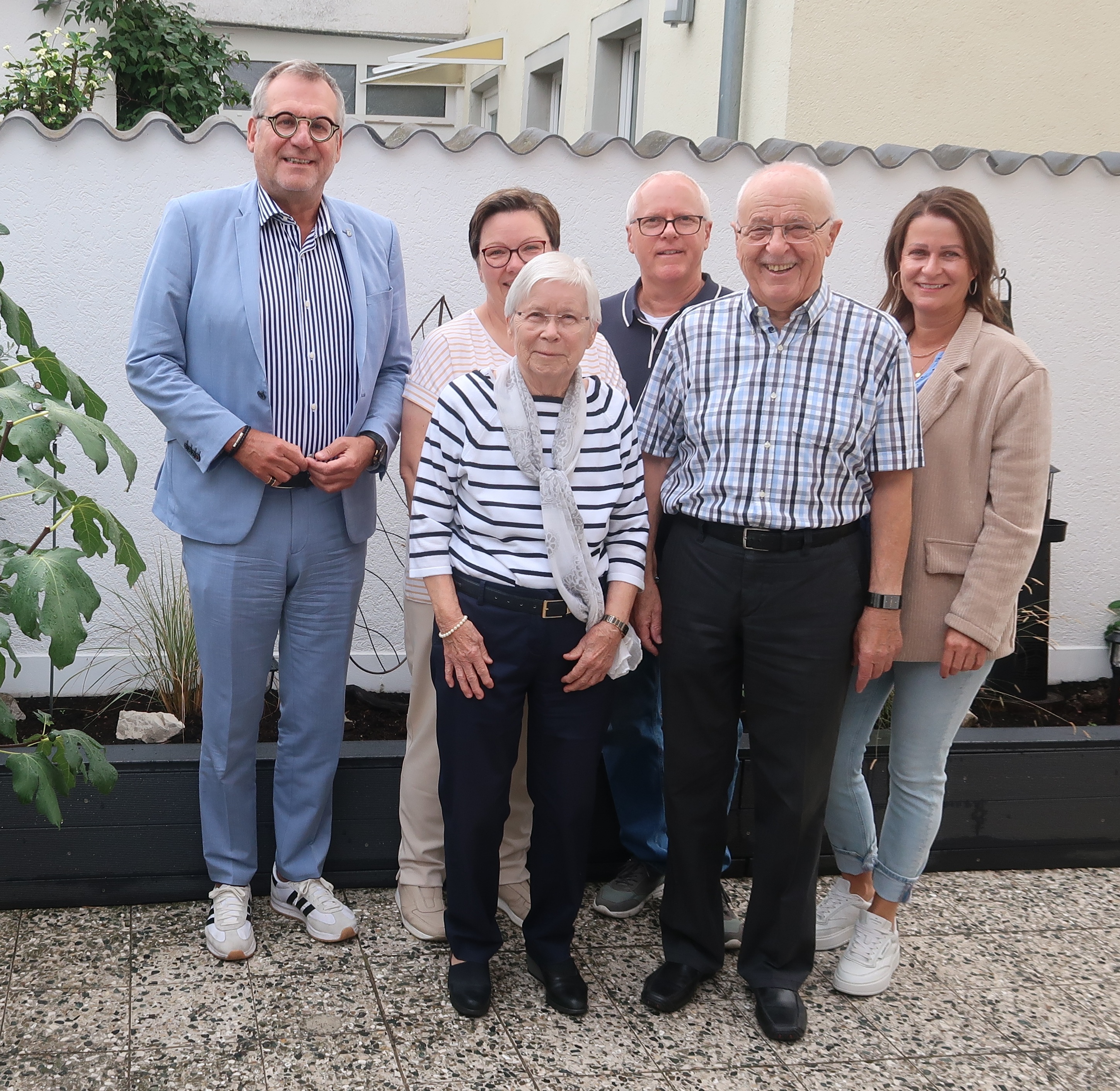 Oberbürgermeister Thomas Feser (li.) gratulierte dem Jubelpaar auf das Herzlichste.