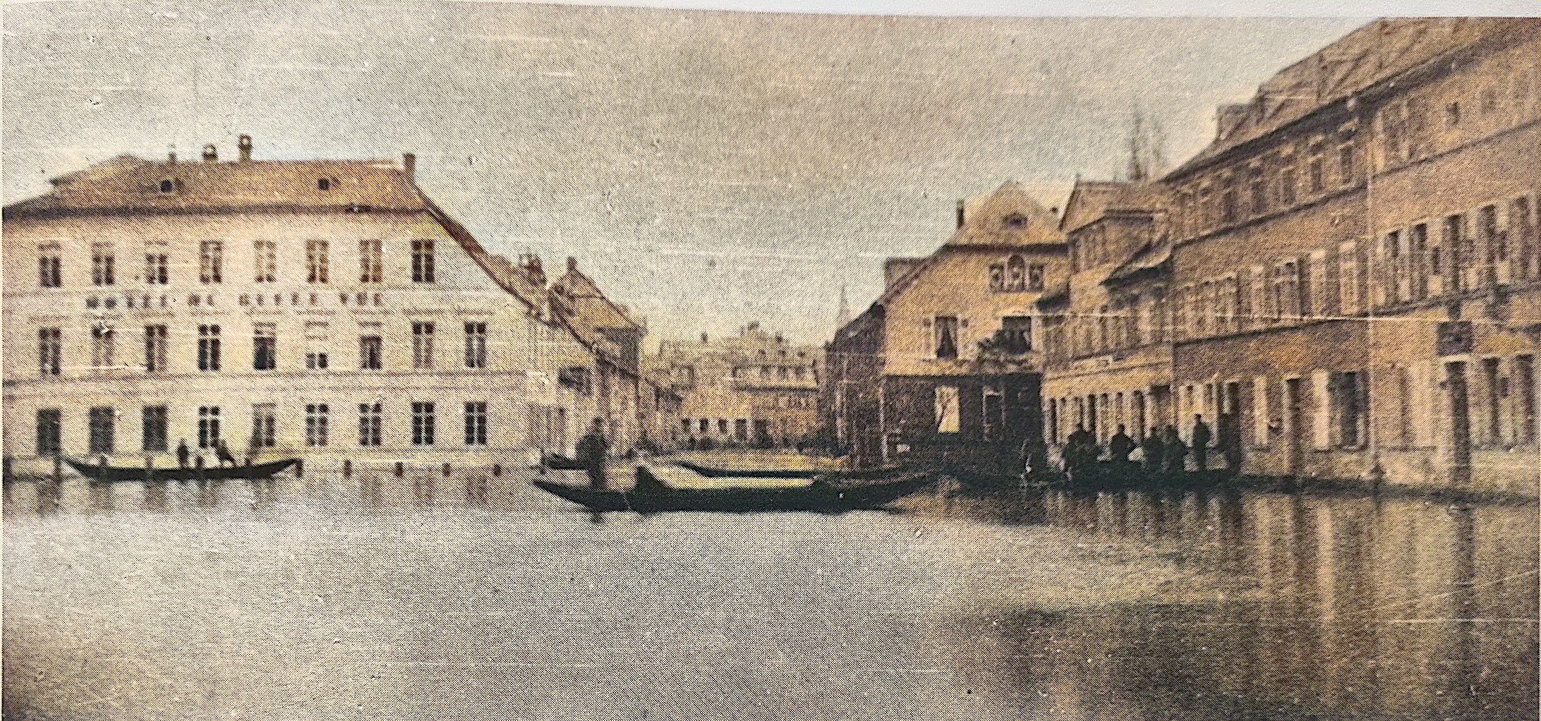 Vorstadt mit Fruchtmarkt im Hochwasser