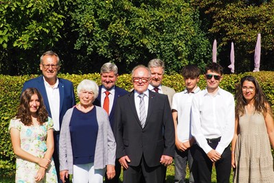 Oberbürgermeister Thomas Feser (hinten links) gratulierte dem Ehepaar Berlep im Kreise der Familie auf das Herzlichste zu 60 Jahren Ehe