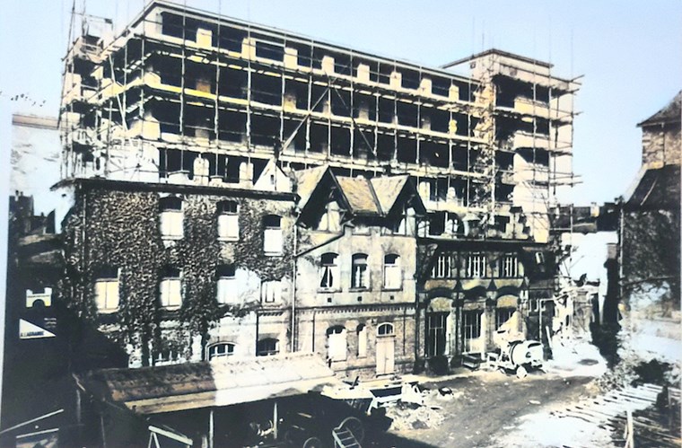 Im Vordergrund das Isolierhaus im Jahre 1956/57. Es wurde 1958 abgerissen.