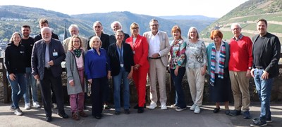 Oberbürgermeister Thomas Feser (Bildmitte) begrüßte die Gästeführerinnen und Gästeführer sowie Mitarbeitende der Bingen Tourismus & Kongress GmbH (TuK).