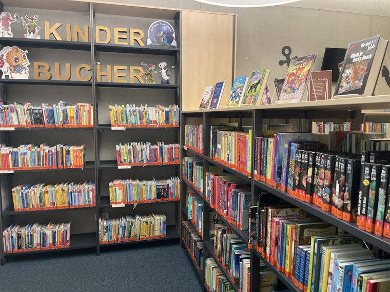 Ebenfalls im Obergeschoss eine große Auswahl von Kinderbüchern vorhanden.