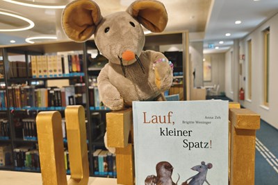 Bini-Maus freut sich auf die nächste Vorlesestunde. Bini-Maus freut sich auf die nächste Vorlesestunde.