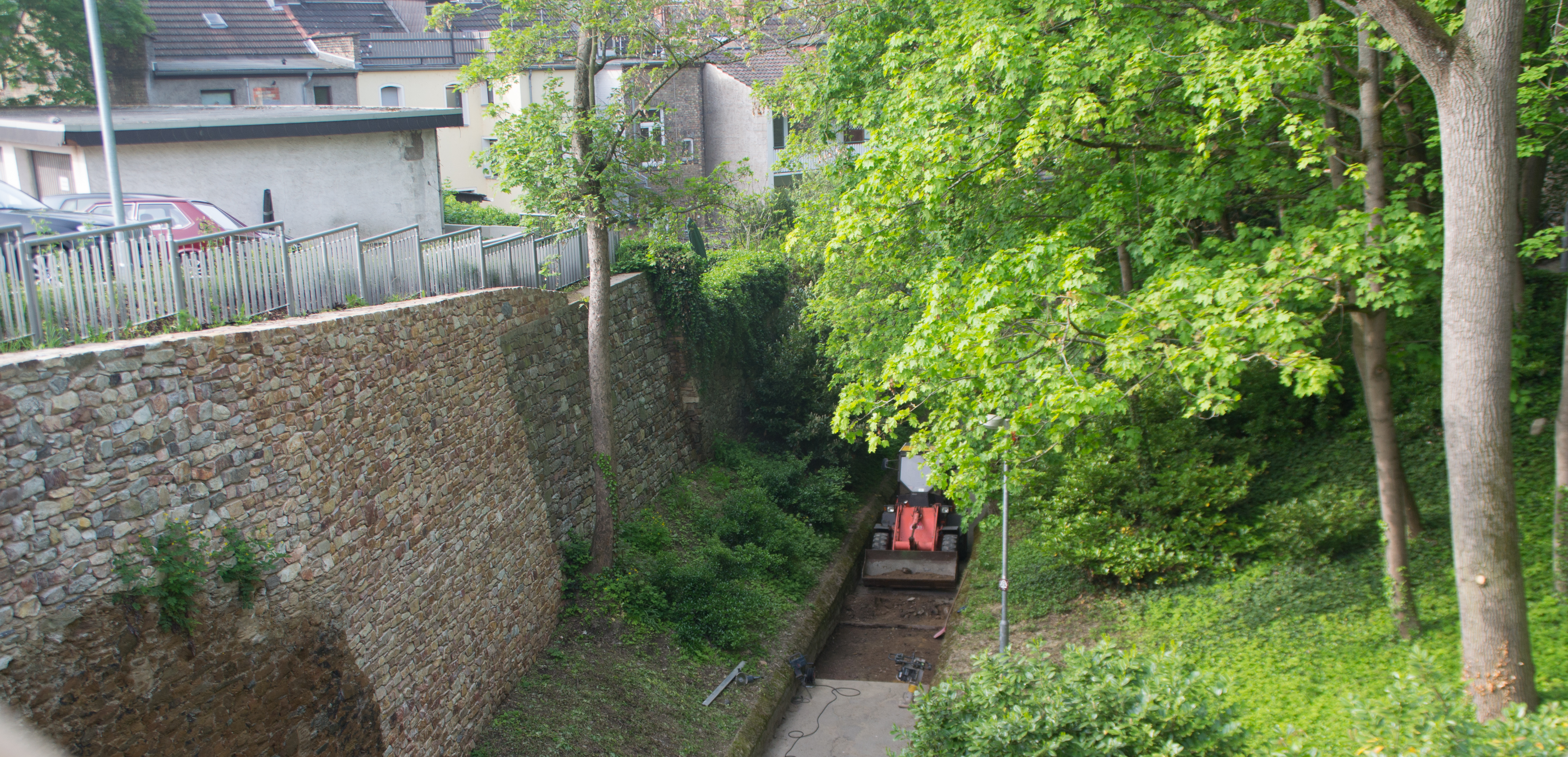 Ausbesserungsarbeiten im Burggraben (2019).  
