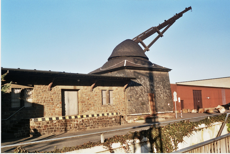 Dass der alte Kran nicht immer frei stand, zeigt dieses Foto aus den 1990er Jahren, also jüngster Vergangenheit.