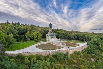Das Niederwalddenkmal oberhalb von Rüdesheim am Rhein