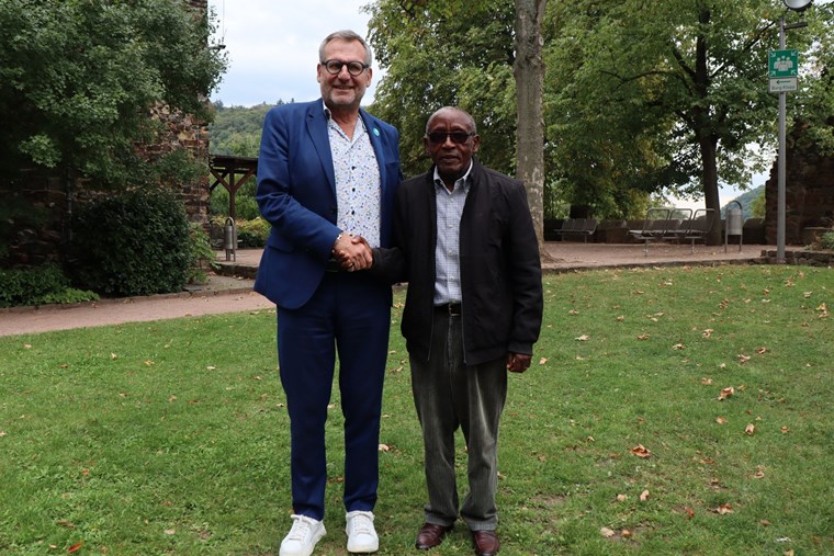 OB Thomas Feser mit Tumaini Safieli Chambua, Generalsekretär der tansanischen Diözese.