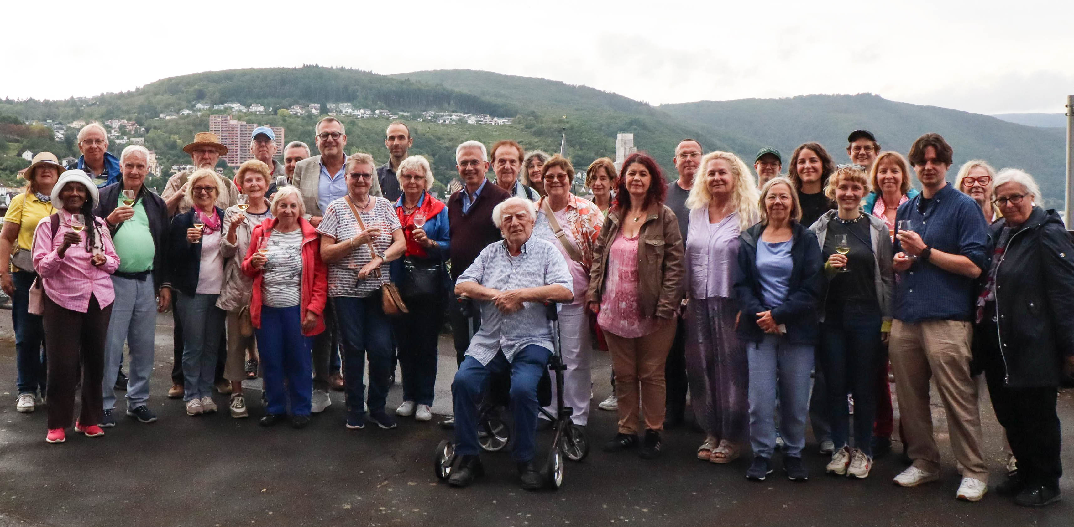 Nach dem Eintrag ins Goldene Buch der Stadt und einem kleinen Imbiss stellten sich die Teilnehmenden mit dem Binger Stadtoberhaupt zum Gruppenbild.