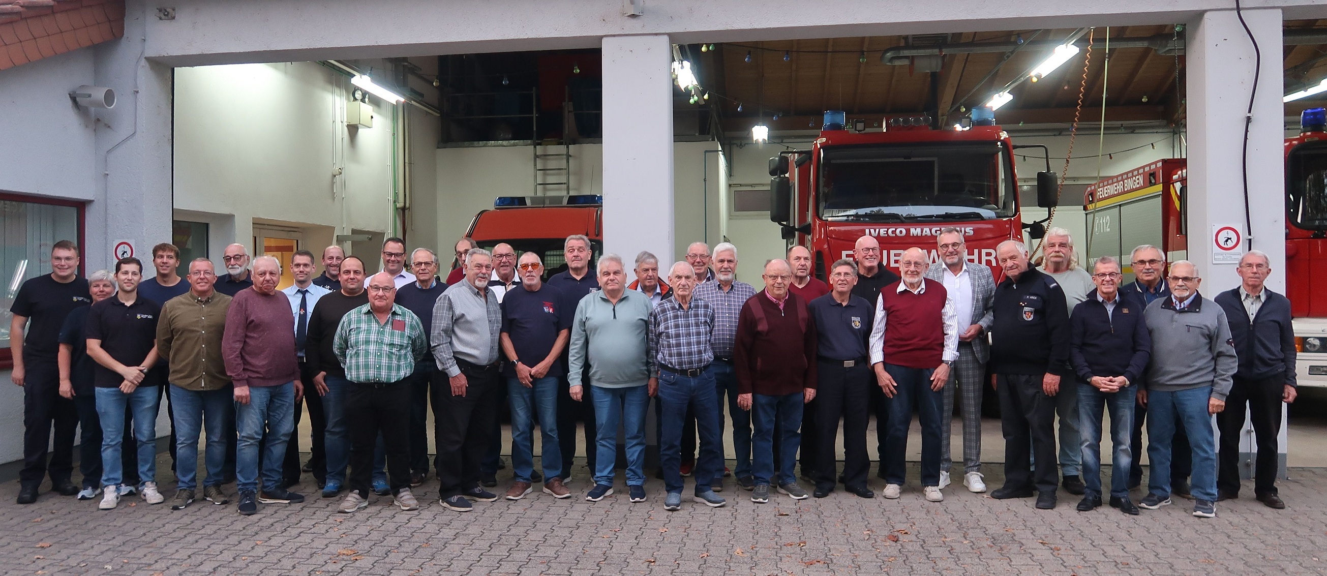Oberbürgermeister Thomas Feser (7. v. re.) und die Alterskameraden der Freiwilligen Feuerwehr Bingen.