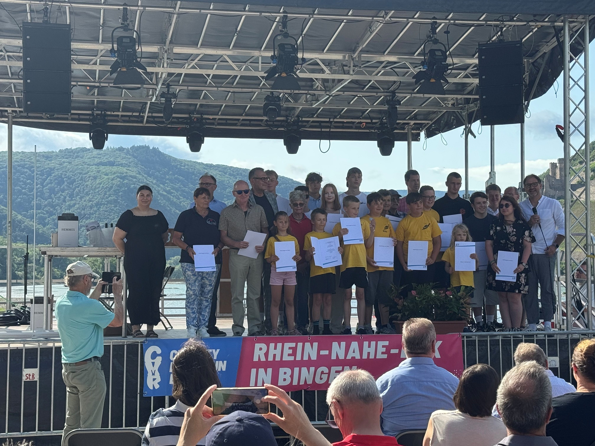 Oberbürgermeister Thomas Feser und Sportdezernent Sebastian Hamann ehrten die Binger Sportlerinnen und Sportler für ihre Leistungen.