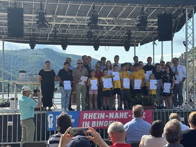 Oberbürgermeister Thomas Feser und Sportdezernent Sebastian Hamann ehrten die Binger Sportlerinnen und Sportler für ihre Leistungen.