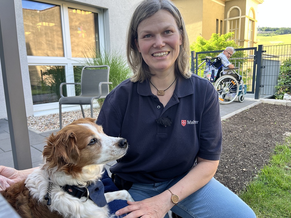 Sabine Jakubowski und ihr Hund Amy.