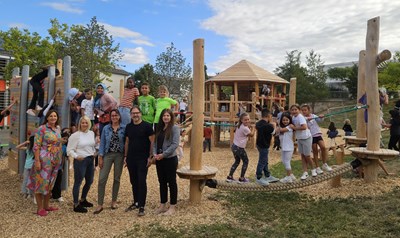 Michaela Heintke, Patricia Dahlhaus, Tina Flashaar-Bloedorn, Sebastian Hamann und Christina Dickescheid (v. l.) freuen sich gemeinsam mit den Kindern über das neue Spielgerät.