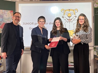 (v. l. n. r.) Schuldezernent Sebastian Hamann, Staatssekretärin Petra Dick-Walther, Frau Terp und Frau Steinhoff vom Institut der deutschen Wirtschaft freuen sich über den Start von Junior Primo in Büdesheim.