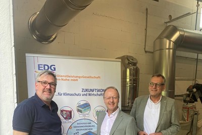 Christoph Zeis (Mitte) Geschäftsführer EDG, erläutert Oberbürgermeister Thomas Feser (re.)und Jens Voll, Dezernent für Energiewirtschaft und Klimaschutz anhand des Schaubild-Roll-Up die vielen Vorteile der erweiterten Anlage