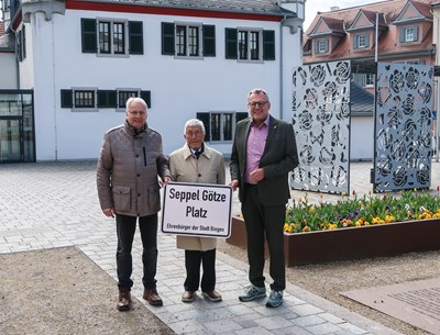 Michael Porr, Seppel Götze und Thomas Feser (v. li.) auf dem zukünftigen Seppel Götze Platz. Das Schild wird (vorbehaltlich des Ratsbeschlusses) nach dem Maibaumfest angebracht werden.