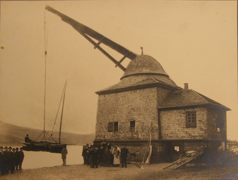 Die Fotografie entstand um 1900 am alten Kran