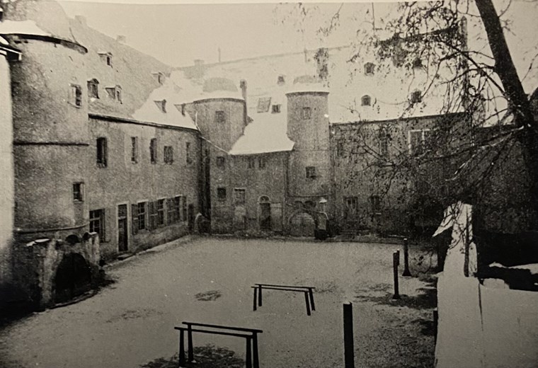 Der Innenhof des städtischen Gebäudes. Wann das Foto gemacht wurde, ist unbekannt.
