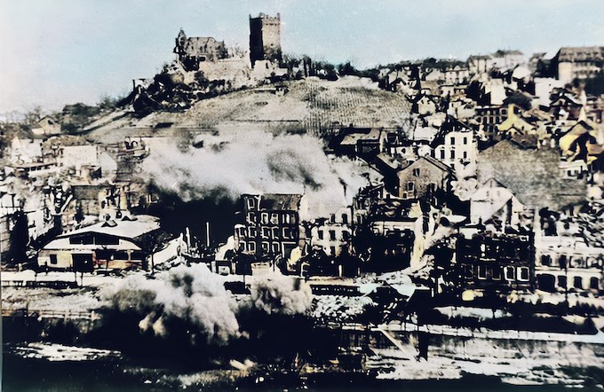 Das Foto soll den US-Beschuss der Innenstadt beim Heranrücken der US-Armee festhalten.
