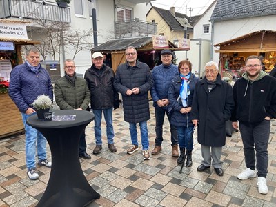 Oberbürgermeister Thomas Feser (4. v. l.) besuchte am zweiten Adventswochenende den Büdesheimer Weihnachtsmarkt.