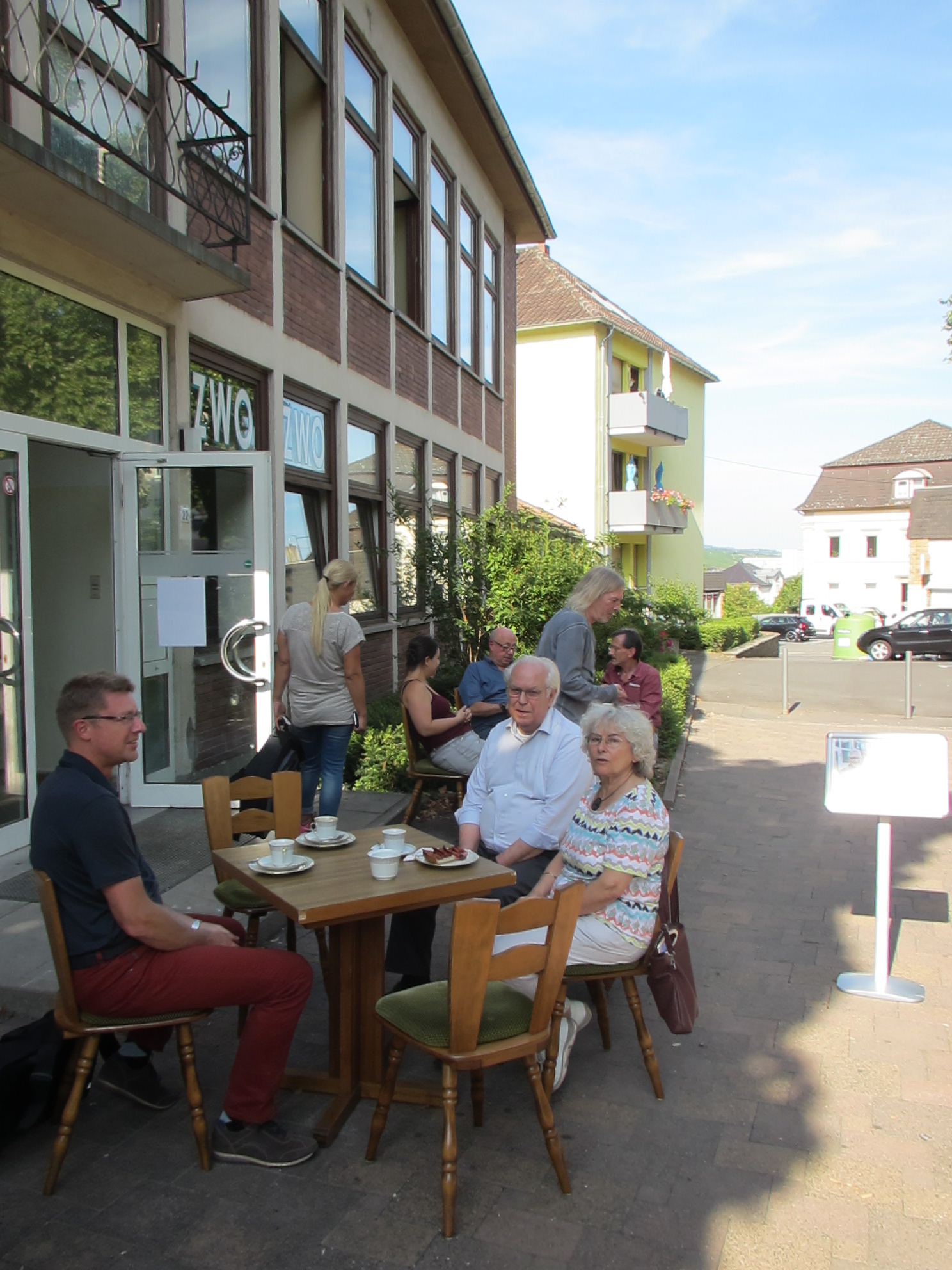 ZWOZWO - Sommerfest  |  Aktuell gastiert das ZWOZWO in der Cafeterie der ev. Kirchengemeinde – hier beim Sommerfest im malerischen Kirchgarten.   Foto: Juliane Rohrbacher
