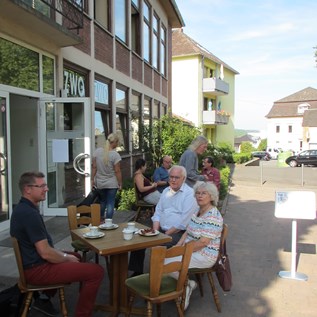 ZWOZWO - Sommerfest  |  Aktuell gastiert das ZWOZWO in der Cafeterie der ev. Kirchengemeinde – hier beim Sommerfest im malerischen Kirchgarten.   Foto: Juliane Rohrbacher