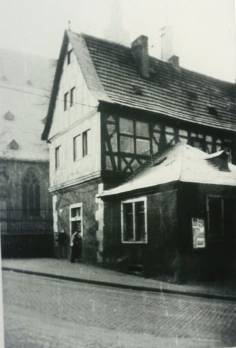 Giebelansicht der Bubenschule mit Eingang zur Lehrerwohnung, 1930er Jahre