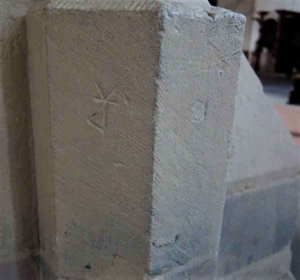 Auf einigen Säulen in der Basilika entdeckt man solche Gravuren. Was könnten Sie bedeuten? 