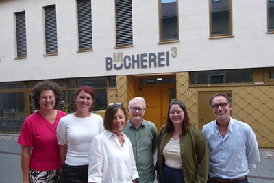 Das Gründungsteam für den Freundeskreis Bücherei sowie Kulturamtsleiter Dr. Matthias Schmandt (re.) und Büchereileiterin Julia Löffler (2. v. li.) freuen sich auf die offizielle Gründungsversammlung Anfang Oktober. Das Gründungsteam für den Freundeskreis Bücherei sowie Kulturamtsleiter Dr. Matthias Schmandt (re.) und Büchereileiterin Julia Löffler (2. v. li.) freuen sich auf die offizielle Gründungsversammlung Anfang Oktober.