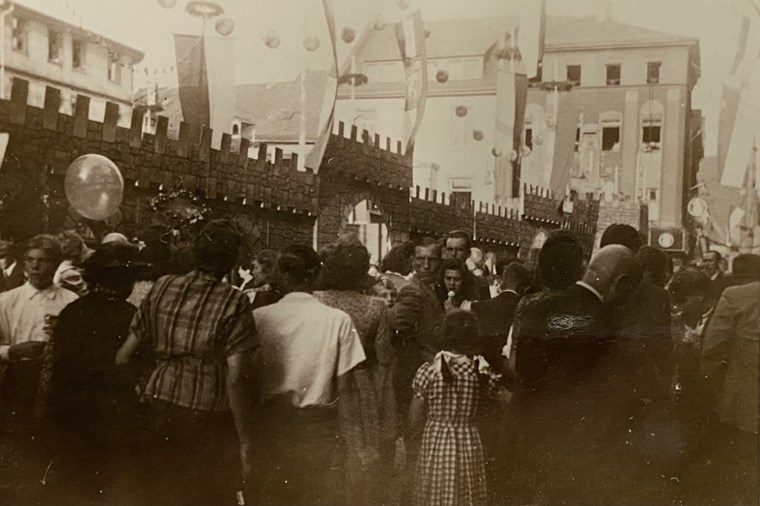 Bereits 1949 waren die Weinburgen Teil des Binger Winzerfestes
