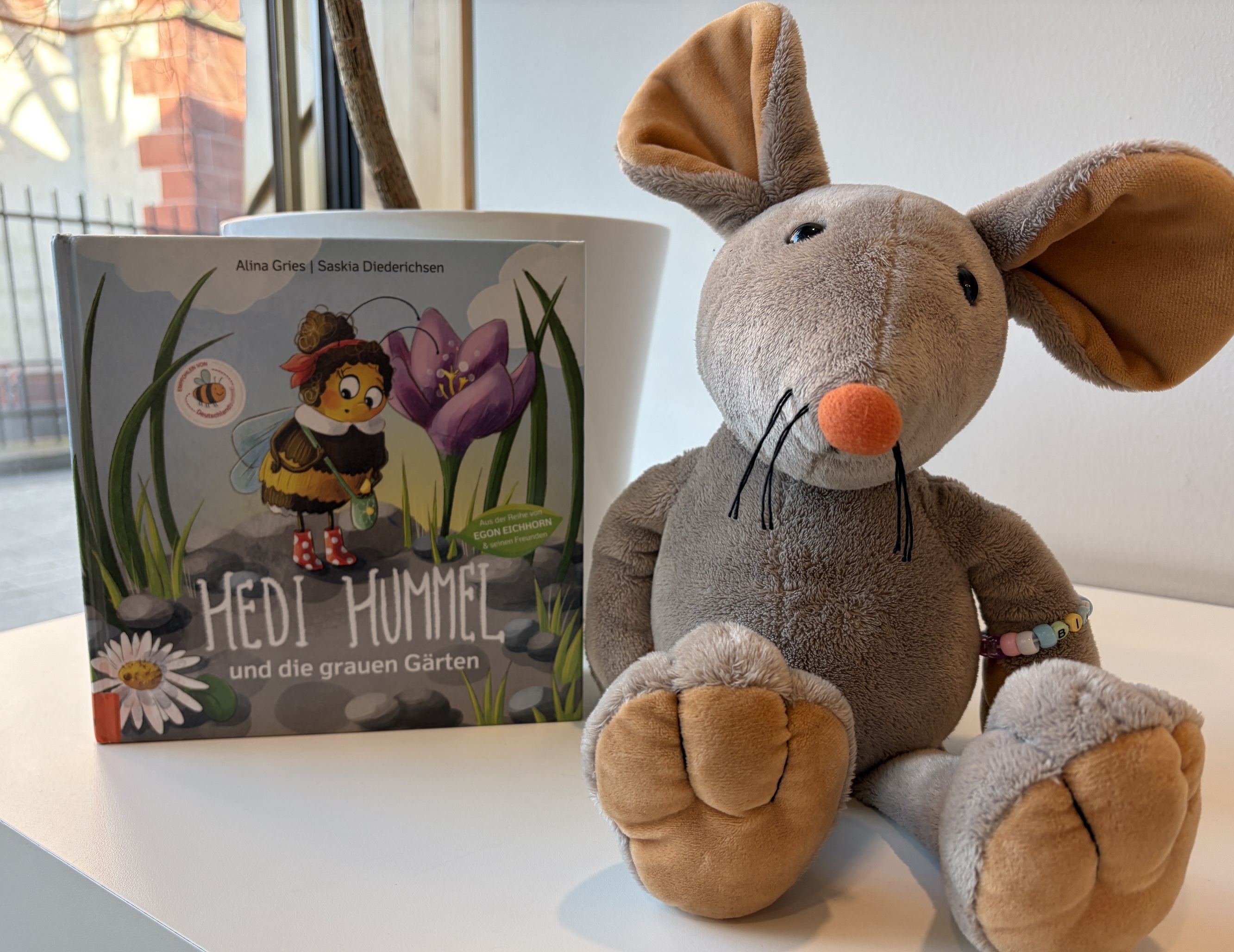 Bini-Maus freut sich auf die nächste Vorlesestunde.