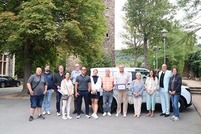 Bei der offiziellen Übergabe des neuen Servicebetriebs-Fahrzeugs auf dem Burghof: Oberbürgermeister Thomas Feser, SBB-Leiter Michael Stein sowie Vertreterinnen und Vertreter der Sponsorenfirmen und der Mobil Sport- und Öffentlichkeitswerbung GmbH.